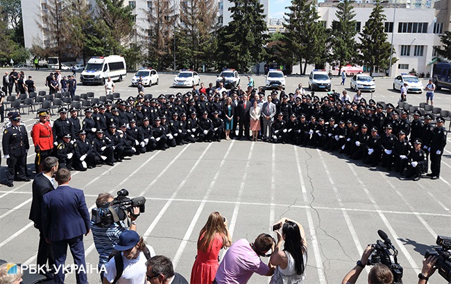&quot;Стальная дисциплина&quot;: фоторепортаж с первого выпуска Академии патрульной полиции в Киеве